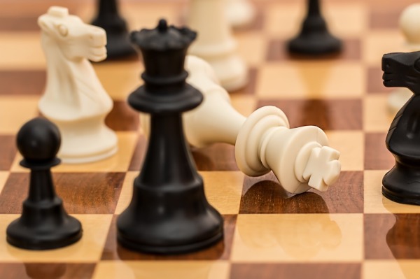 Autismo Frases. Tabuleiro de xadrez com o rei caído no tabuleiro indicando uma derrota.